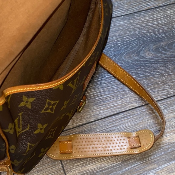 LouisVuitton SaumurCrossbody authenticated by EBTH - Picture 8 of 14